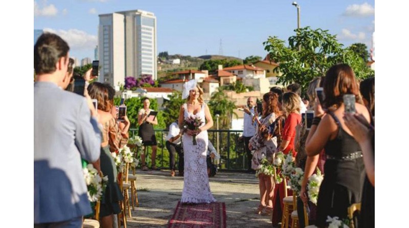 Mulher se casa com ela mesma em Minas Gerais: “Aprendi a me sentir bem sozinha”
